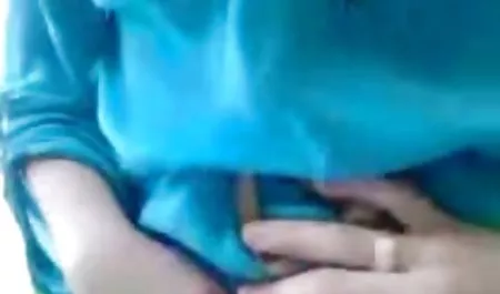 Blonde arie auf bett geworfen und erotik kino film gefickt