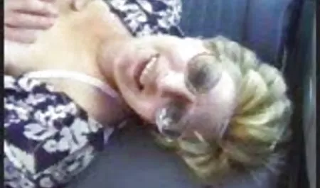 Lederkleidung Riley Nixon bestellt zwei Monsterschwänze und wird am erotik online film Spieß gebraten