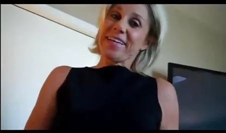 Black Gf - süßes Ebenholz Teen spielt mit ihrem erotik film online Spielzeug