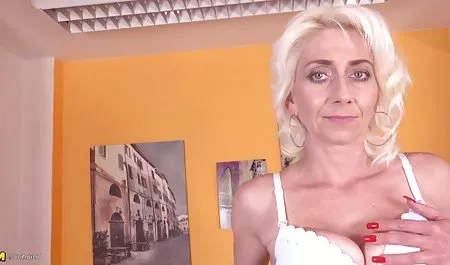 -Katerina Gurtlava wird im erotische trickfilme Wohnzimmer gefickt