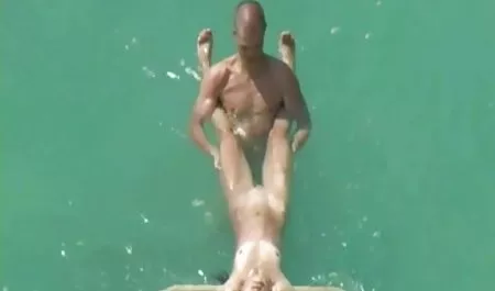 Freundinnen filmen heimlich Handjob und lecken dann die netflix erotikfilme Muschi auf der Treppe
