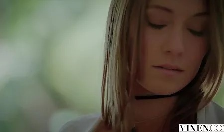 Asiatischer Jugendlicher mit den Fingern und erotische trickfilme den Fäusten