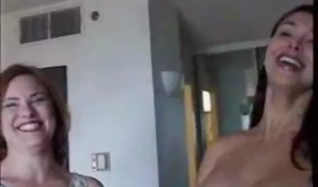 Vollbusige Blondine gefesselt und Schwanz lutscht erotik kino film