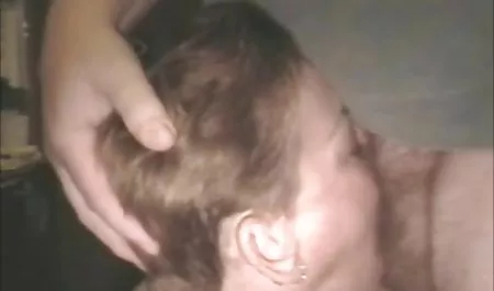 Puppe fickt mit erotik filme ab 18 einem Dildo auf der Bühne