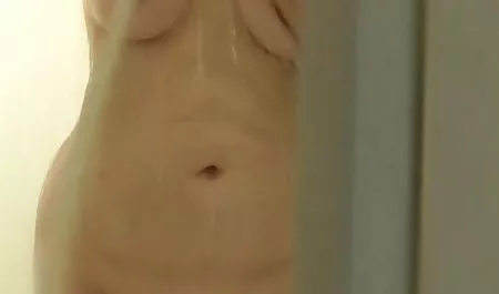 Perfekt gesättigte Brünette spielt in erotik filme ab 18 Strümpfen