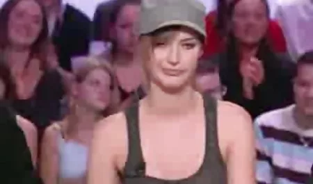 Süßes Amateur erotische trickfilme Teen spielt mit einem langen Dildo